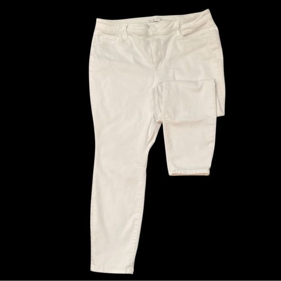 Nine West Women's Straight Leg Jeans in Cream, Plus Size 18 - Picture 3 of 11